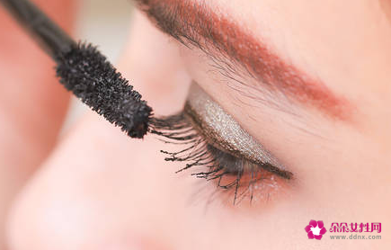 睫毛膏的正确用法
