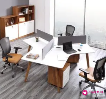 3人办公桌摆放正确图