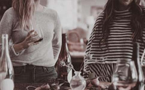 梦见穿黑衣的陌生女子找自己