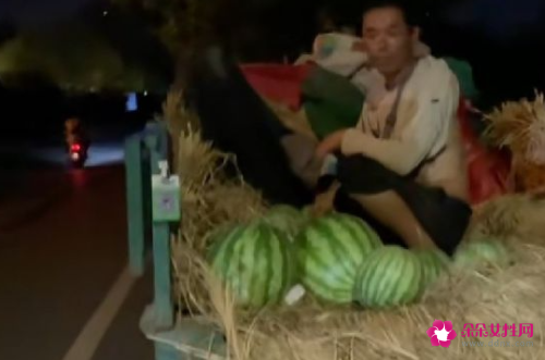 郑州路灯下，卖西瓜的父亲