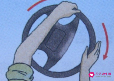 方向盘的正确握法和打方向方法