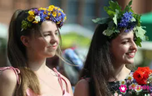 梦见头戴花环什么意思