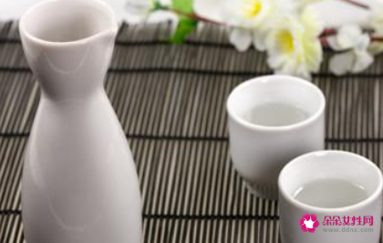 女人每天喝点白酒对皮肤好吗