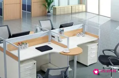 3人办公桌摆放正确图