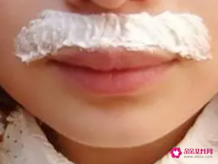 去唇毛的自然方法用盐和白糖