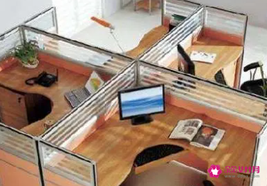 3人办公桌摆放正确图