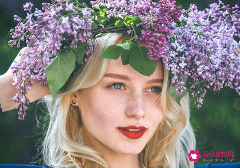 梦见头戴花环什么意思