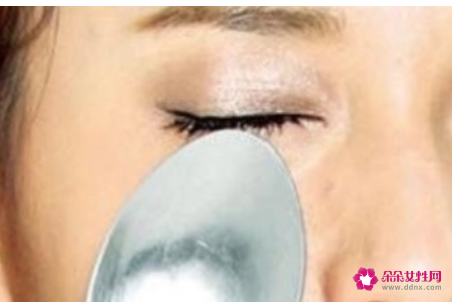 妙招轻松去眼袋