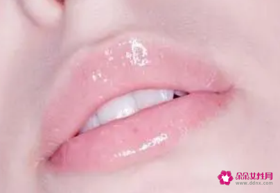 8种天然护唇方法告别冬季唇部干裂