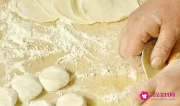 水饺用热水还是冷水和面