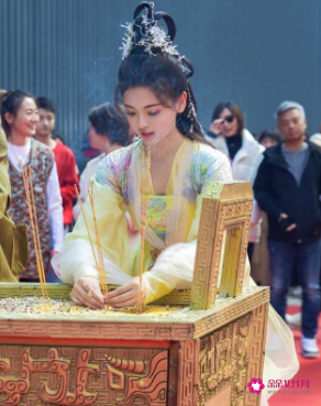 杨超越、丁禹兮主演《七时吉祥》开机