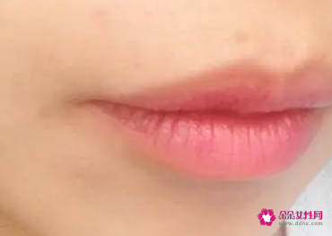 去唇毛的自然方法用盐和白糖