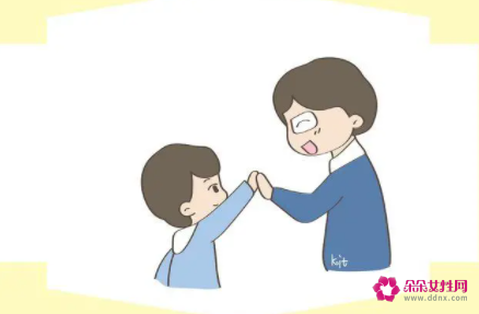 宝宝羞于见人爸妈如何帮