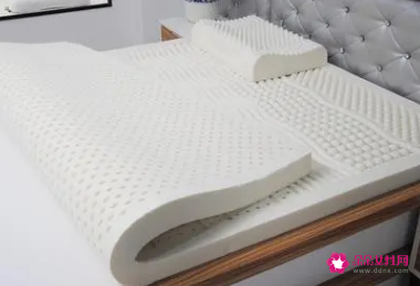 乳胶床垫气味很大很刺鼻