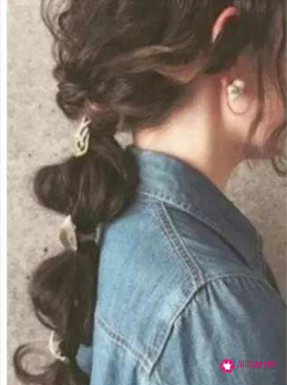 怎样扎头发才能显年轻时尚