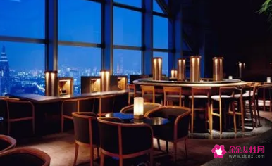 梦见在摩天大楼的餐厅用餐的预兆