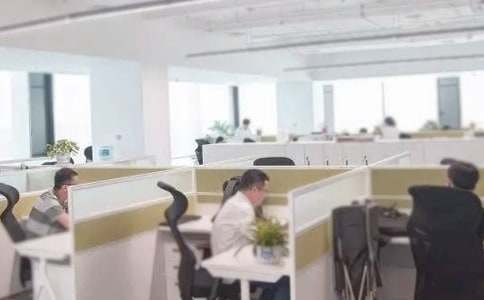 白领做办公室瑜伽健身又减压