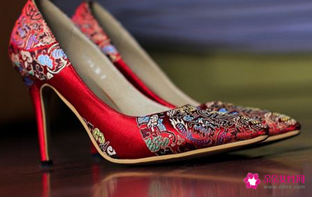 梦见烧鞋子是什么意思