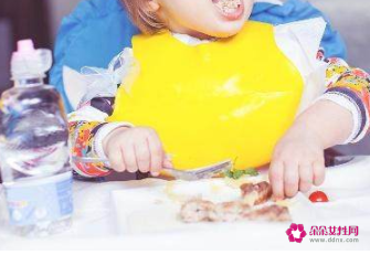 用脏手吃东西满不在乎好吗