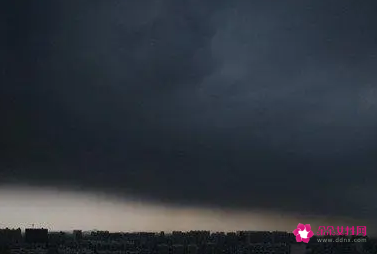 梦见压抑的景色