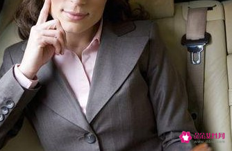 上车就坐后排的女孩