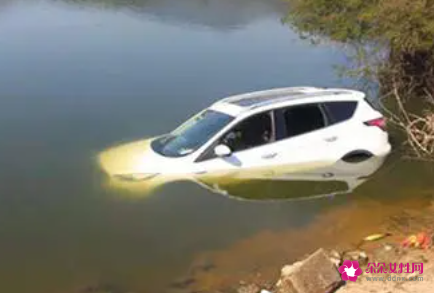 梦见开车掉到水里