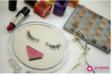 让睫毛变翘的小窍门