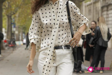 女人波点元素上身太时髦