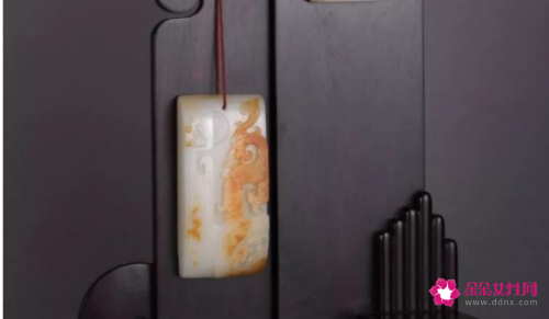 成双成对的玉佩