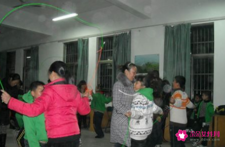 亲子游戏并不是替孩子游戏