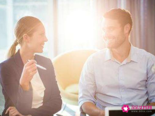 同事间日久生情的表现