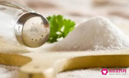 用盐水洗脸好不好