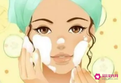 早上洗脸要用洗面奶洗吗