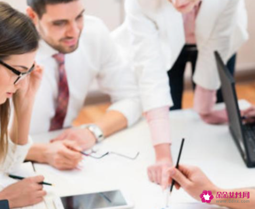 同事间日久生情的表现