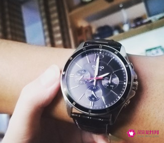 男人右手戴表的含义