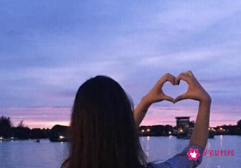 女人克制感情表现