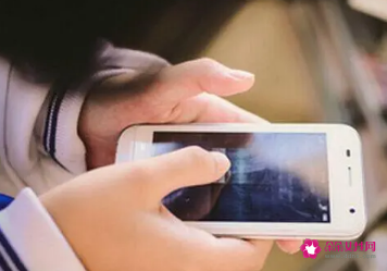 一天玩手机10小时的危害