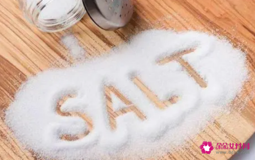 用盐水洗脸好不好