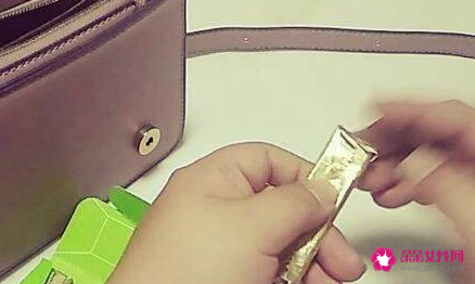 女人梦见自己存折被偷