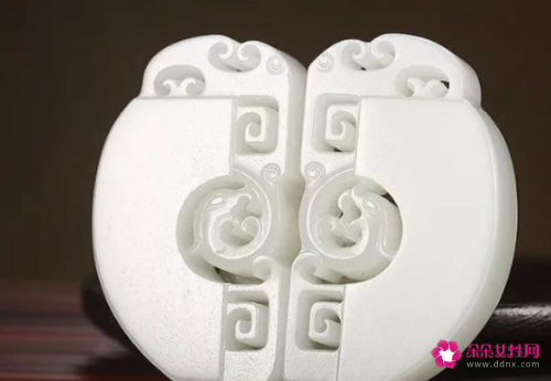 成双成对的玉佩