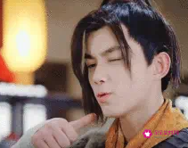 吴磊抱狗姿势冲上热搜