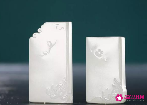 成双成对的玉佩