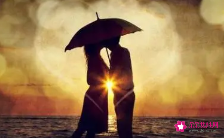 一个内向的男生喜欢女生的表现