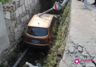 梦见车掉沟里了自己没事