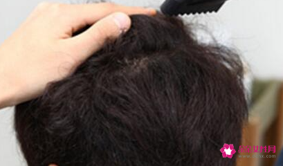 头发软怎么吹蓬松