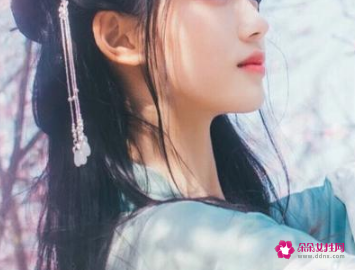 女人克制感情表现