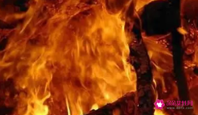 梦见钱着火是什么意思