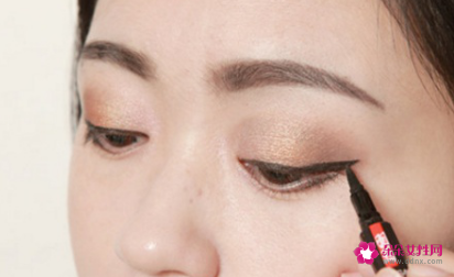 给妆容加分的小技巧