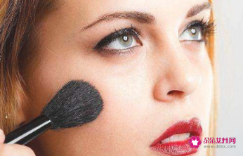 给妆容加分的小技巧