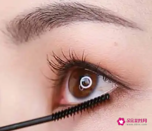 如何夹眼睫毛更翘